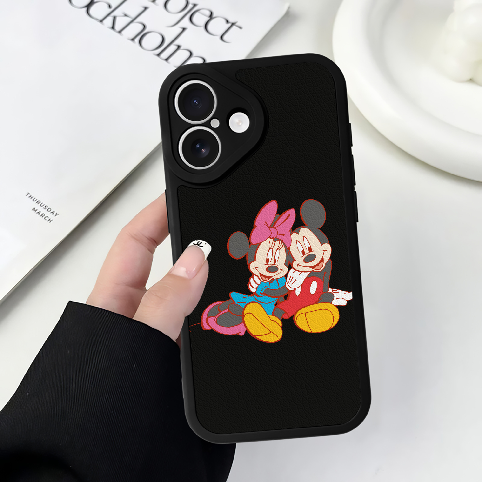 （画像用） ミッキーマウス Mickey Mouse 【iPhone 16シリーズ対応】シリコンスマホケース（レザー調） 材質：シリコン